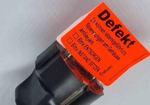 Defekt Etikett auf Stecker